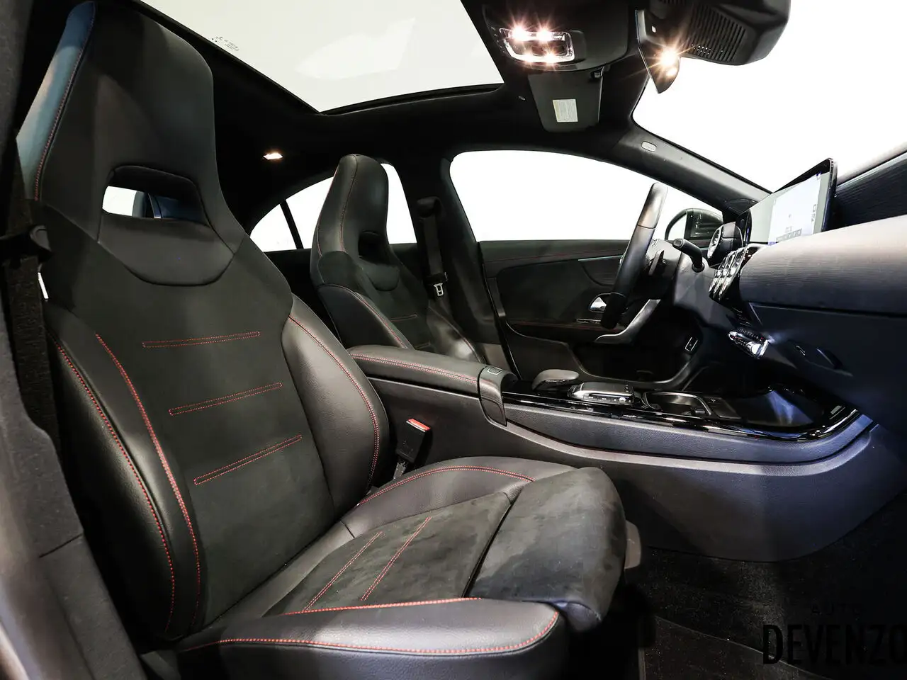 Mercedes-Benz CLA снимка Mercedes-Benz CLA