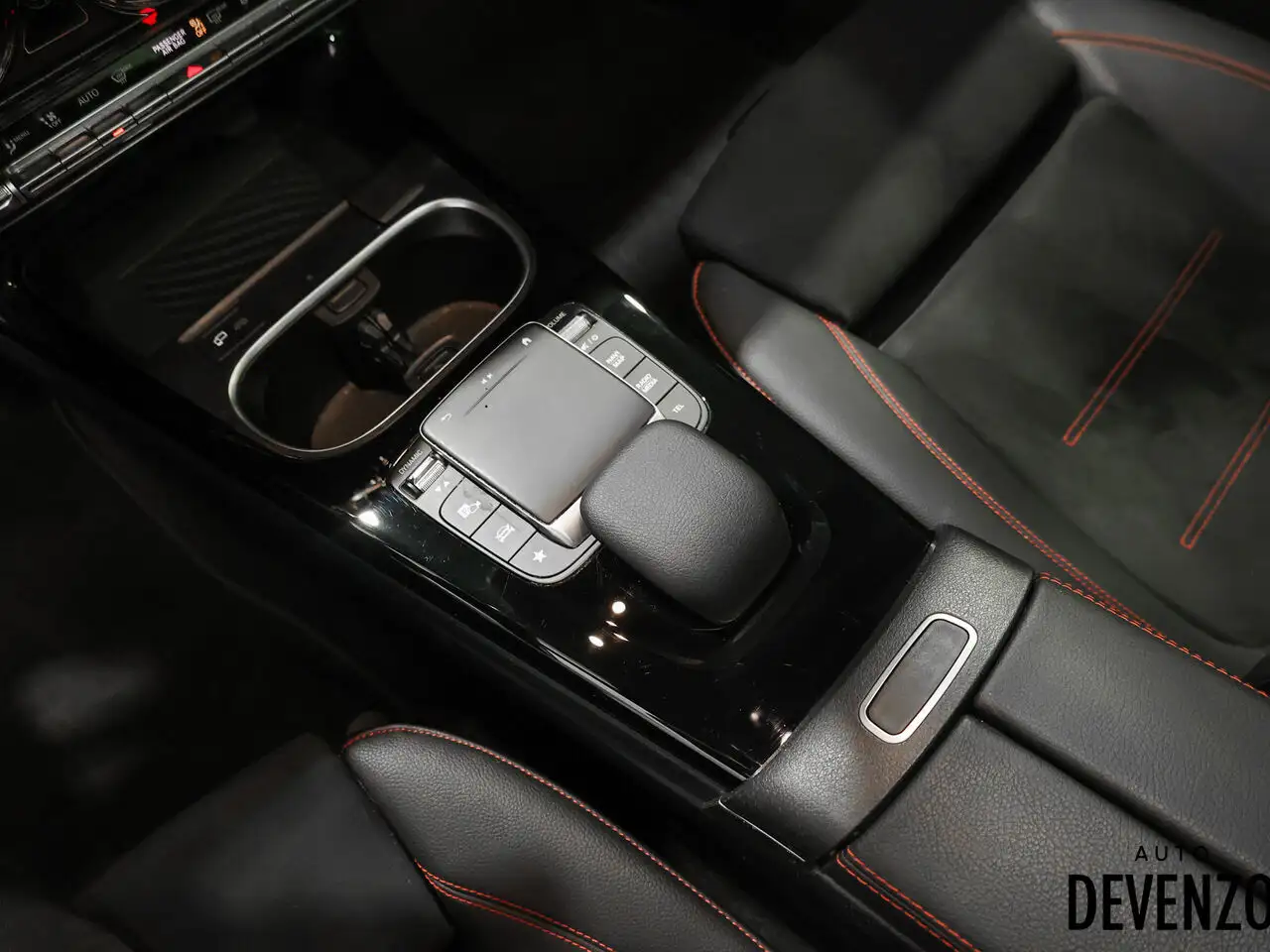 Mercedes-Benz CLA снимка Mercedes-Benz CLA