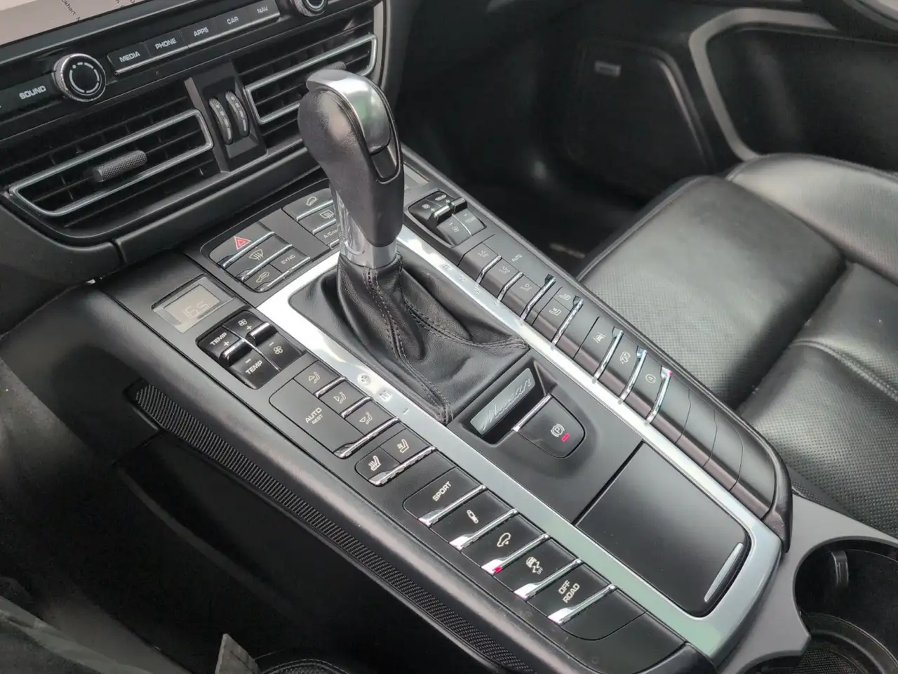 Porsche Macan photo Porsche Macan