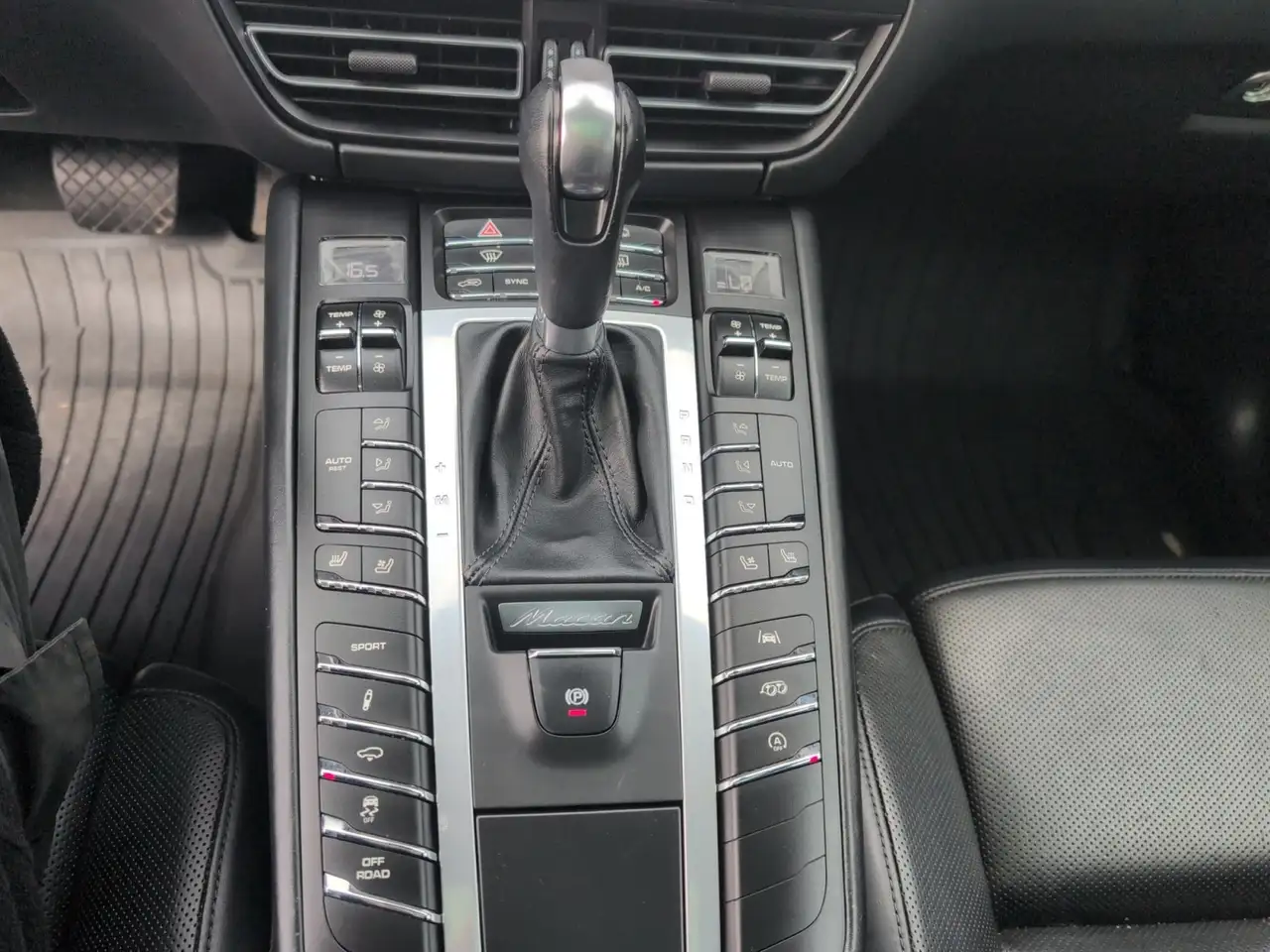 Porsche Macan photo Porsche Macan