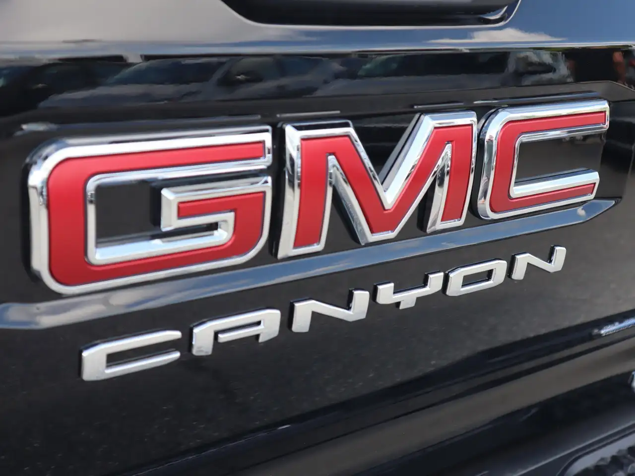 GMC Canyon photo GMC Canyon