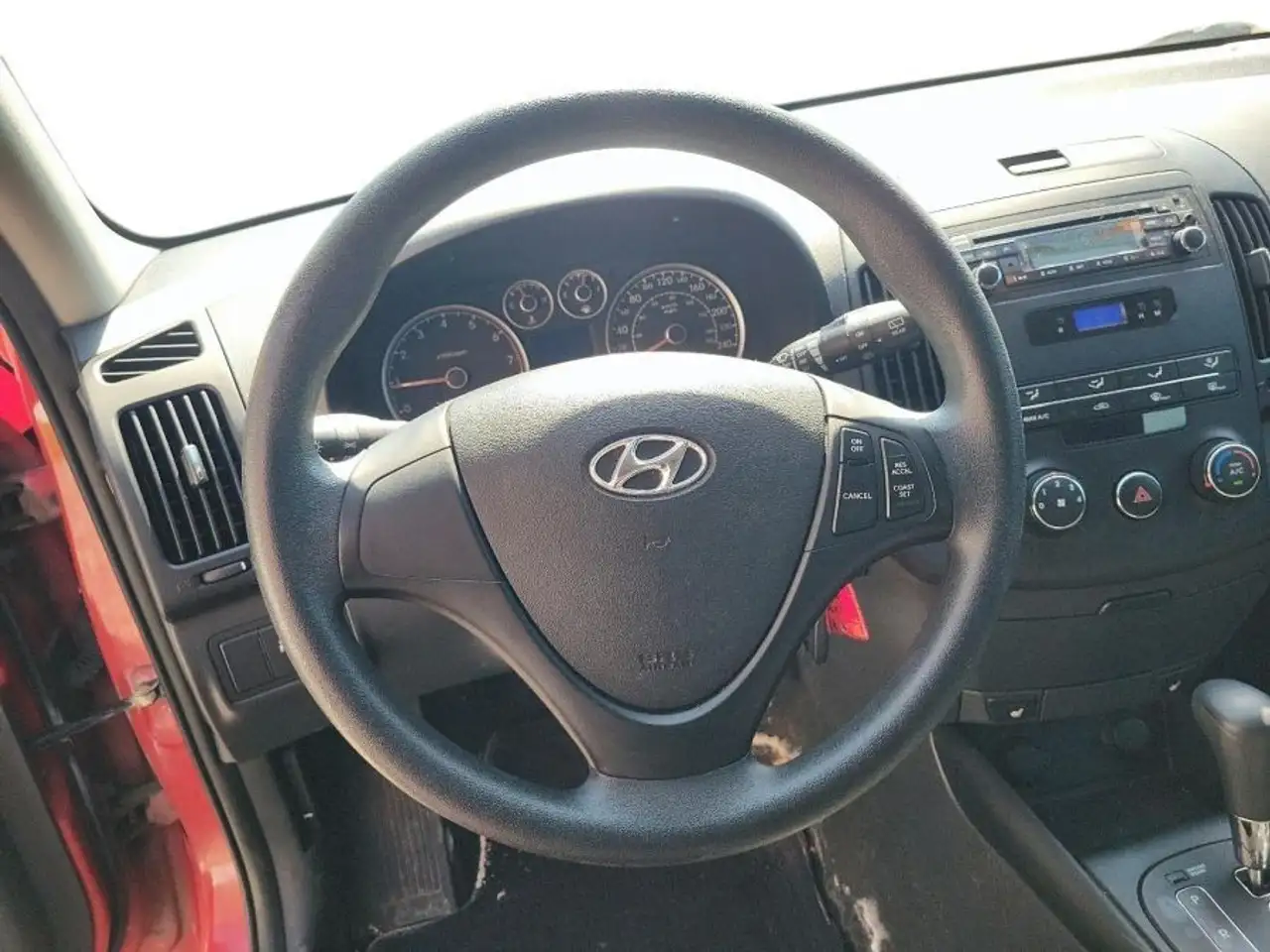 Hyundai ELANTRA photo Hyundai ELANTRA