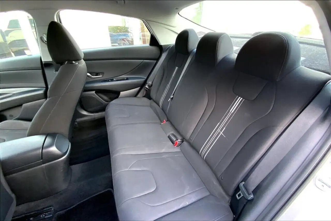Hyundai ELANTRA photo Hyundai ELANTRA