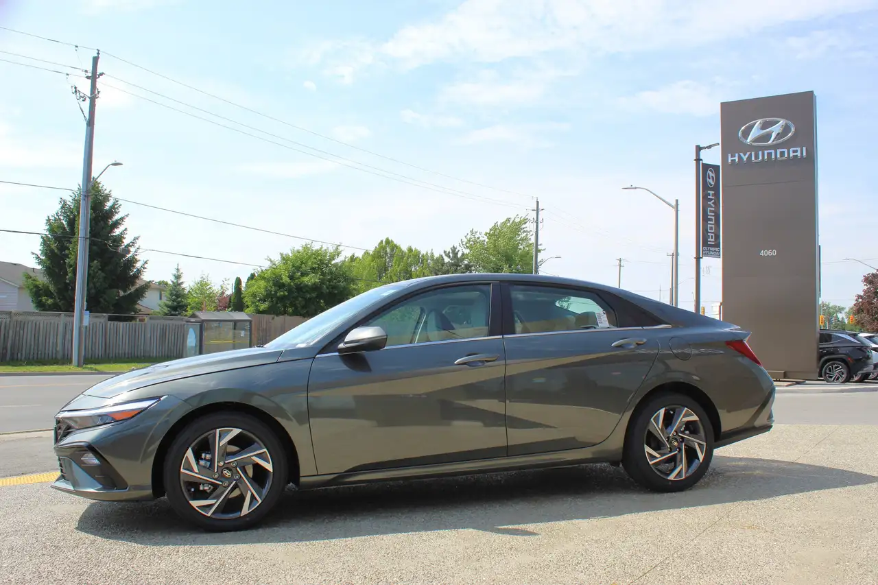 Hyundai ELANTRA photo Hyundai ELANTRA