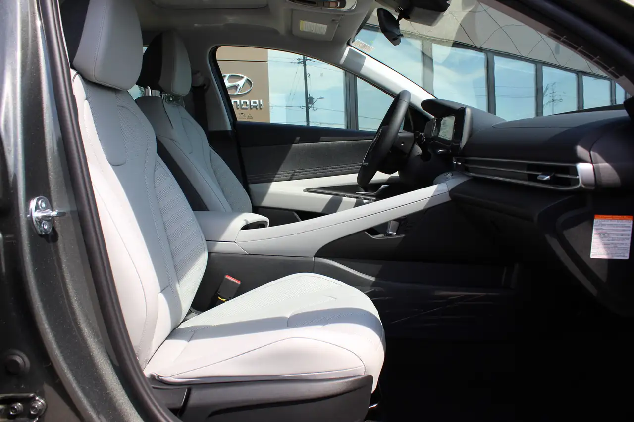 Hyundai ELANTRA photo Hyundai ELANTRA