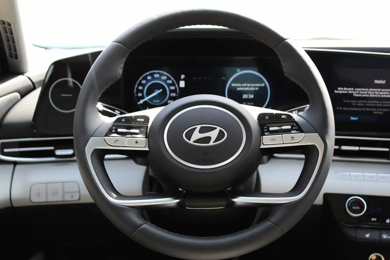 Hyundai ELANTRA photo Hyundai ELANTRA