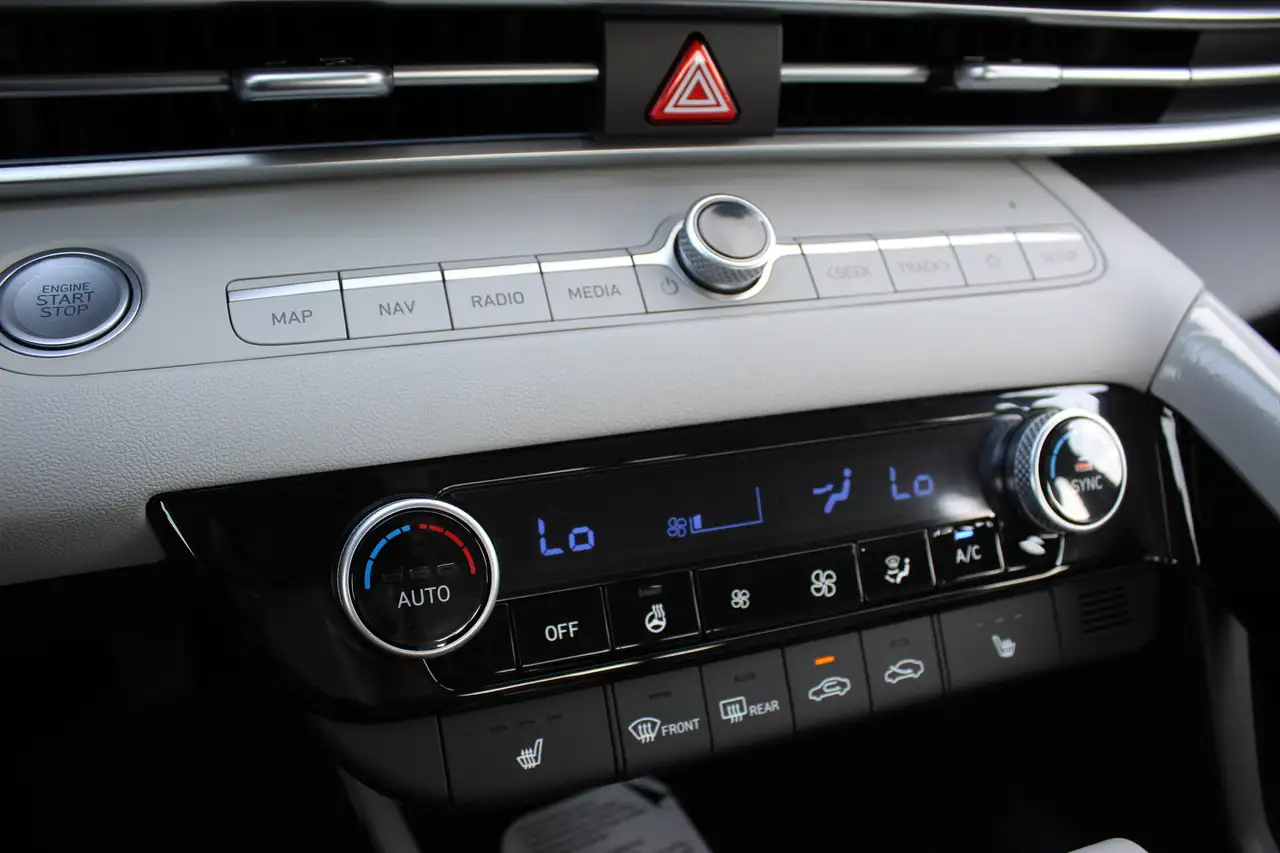 Hyundai ELANTRA photo Hyundai ELANTRA