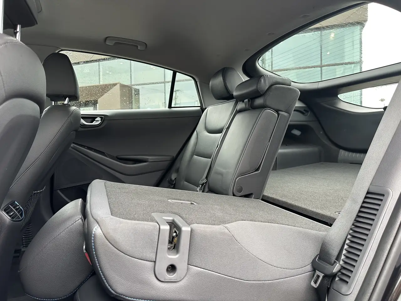 Hyundai IONIQ снимка Hyundai IONIQ