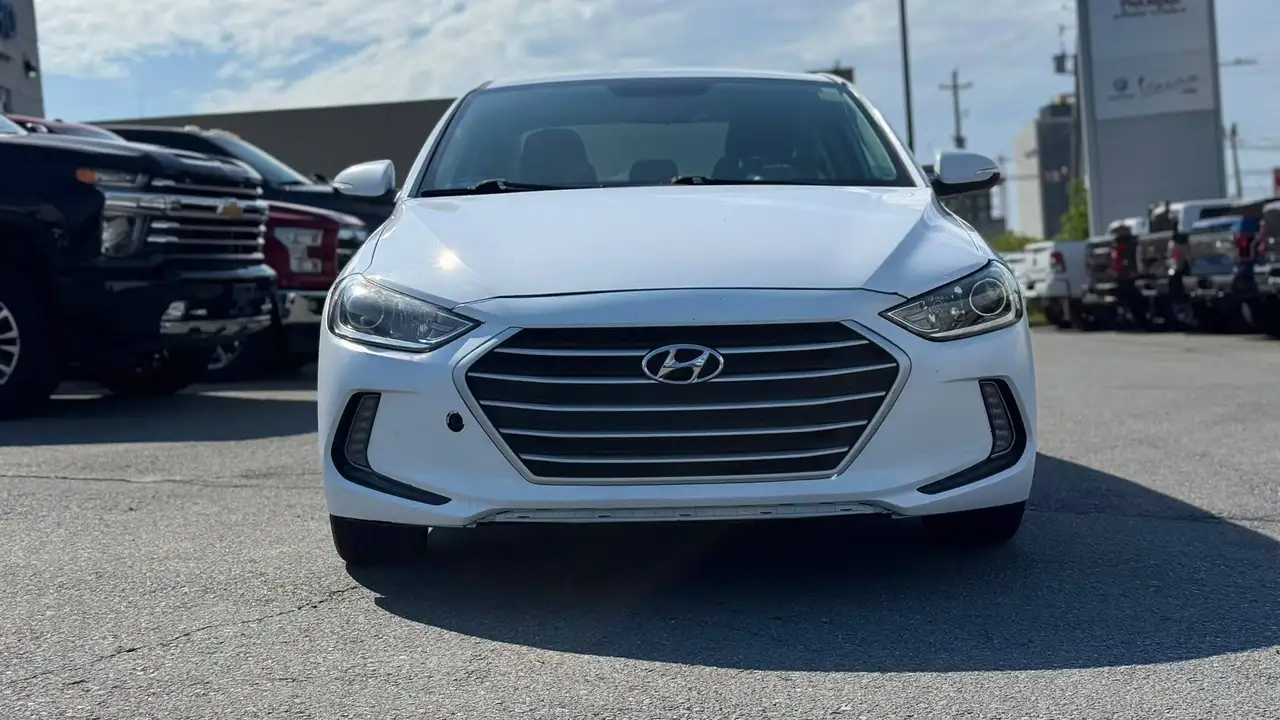 Hyundai ELANTRA photo Hyundai ELANTRA