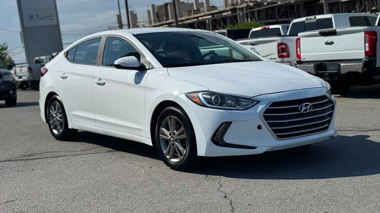 Hyundai ELANTRA photo Hyundai ELANTRA