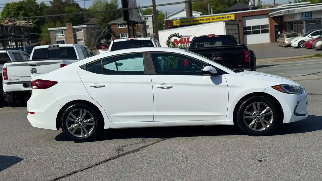 Hyundai ELANTRA photo Hyundai ELANTRA
