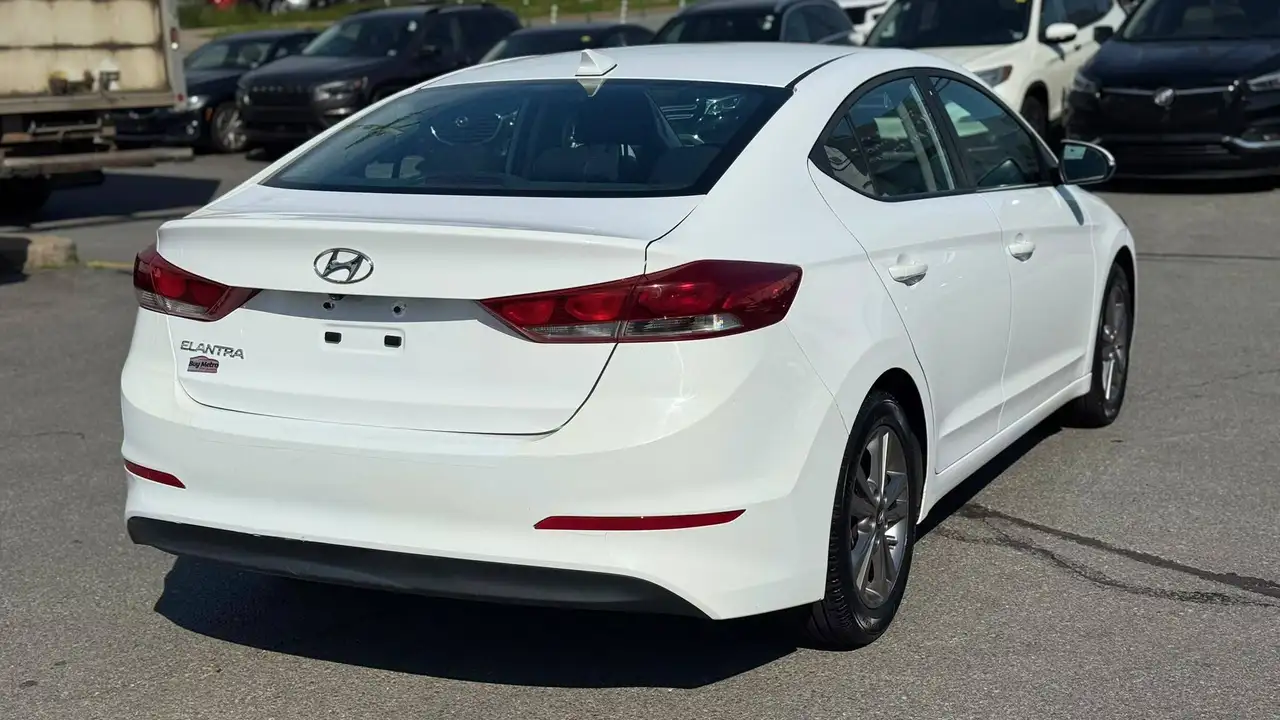Hyundai ELANTRA photo Hyundai ELANTRA
