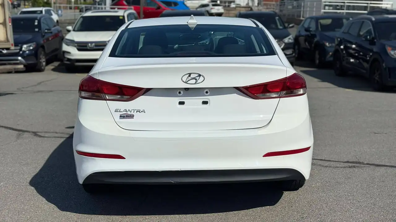 Hyundai ELANTRA photo Hyundai ELANTRA
