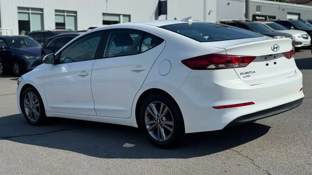 Hyundai ELANTRA photo Hyundai ELANTRA