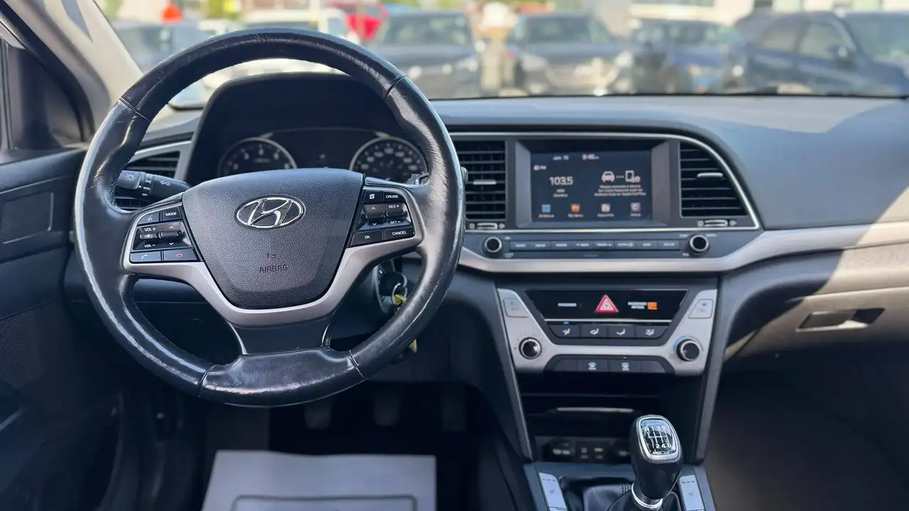 Hyundai ELANTRA photo Hyundai ELANTRA