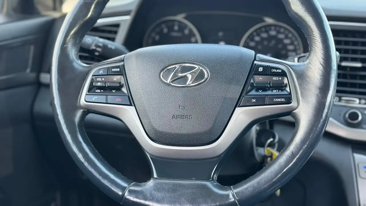Hyundai ELANTRA photo Hyundai ELANTRA
