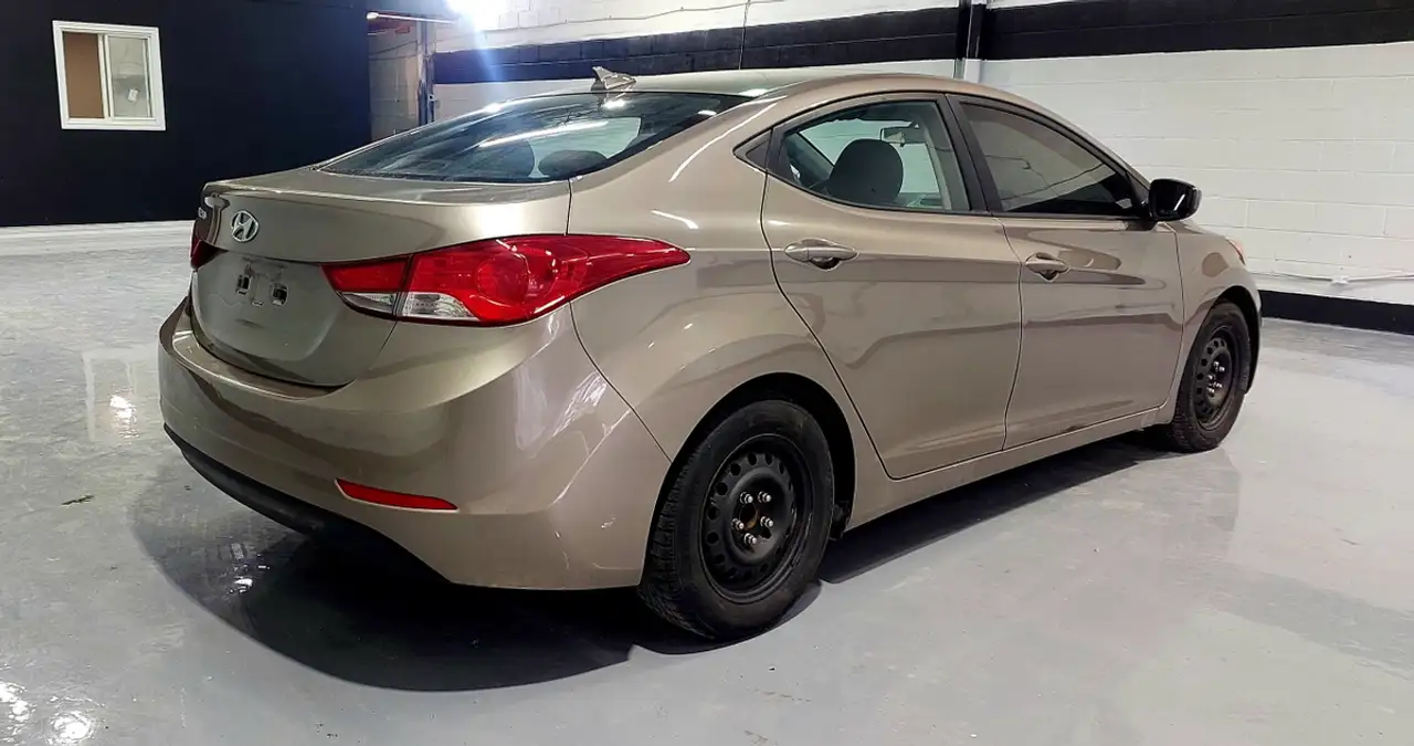 Hyundai ELANTRA photo Hyundai ELANTRA