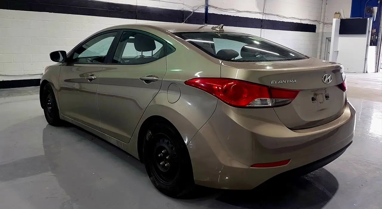 Hyundai ELANTRA photo Hyundai ELANTRA