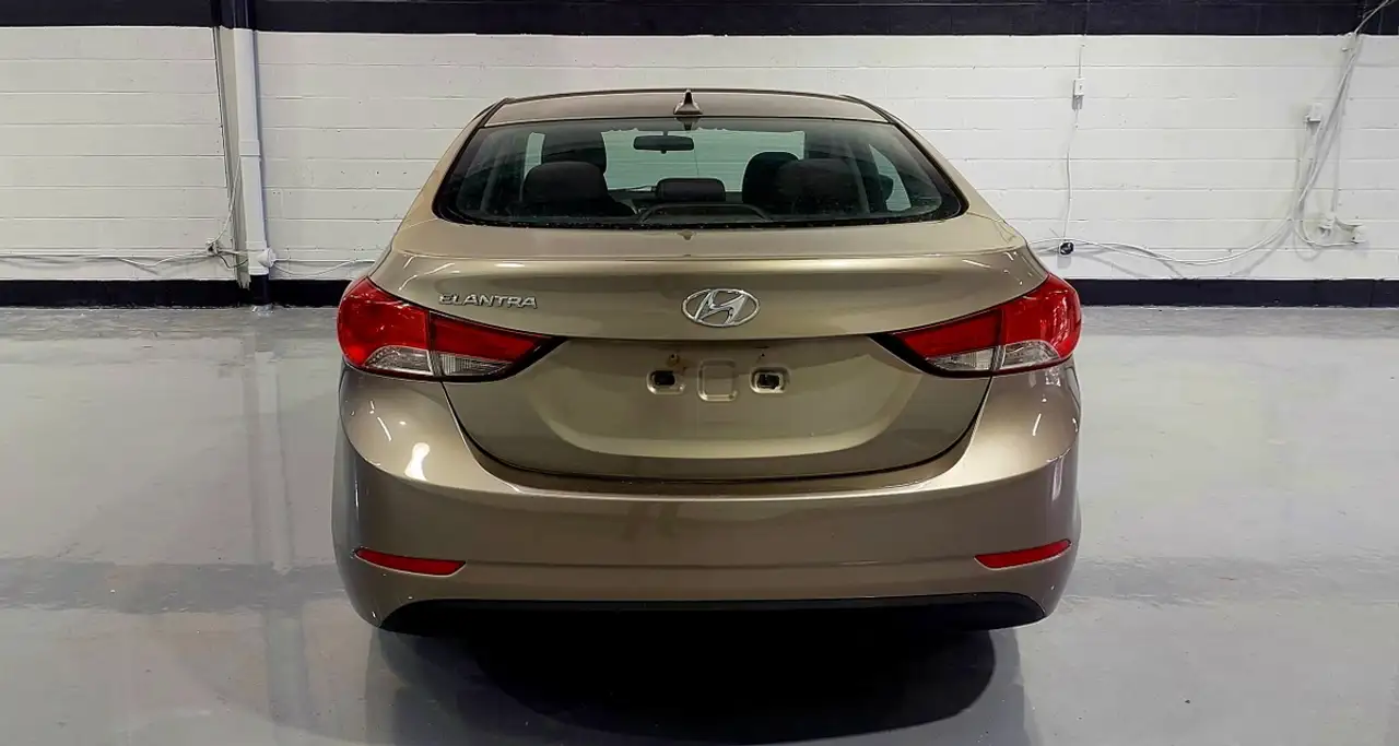 Hyundai ELANTRA photo Hyundai ELANTRA