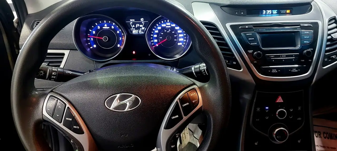 Hyundai ELANTRA photo Hyundai ELANTRA