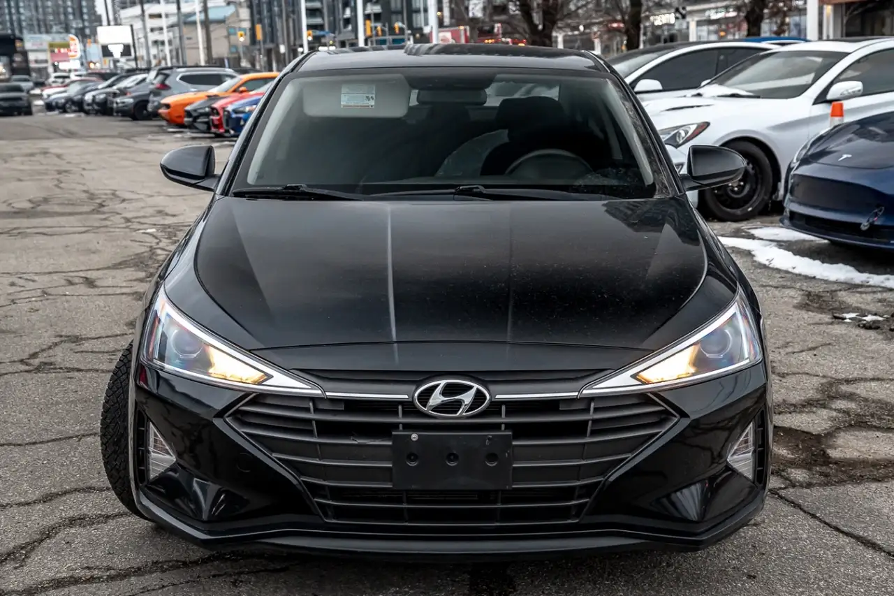 Hyundai ELANTRA photo Hyundai ELANTRA