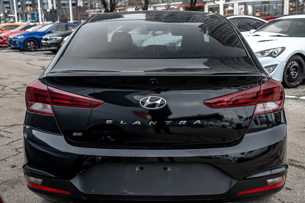 Hyundai ELANTRA photo Hyundai ELANTRA