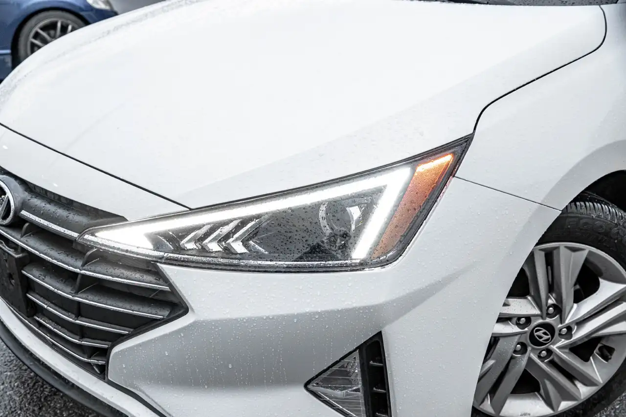 Hyundai ELANTRA photo Hyundai ELANTRA