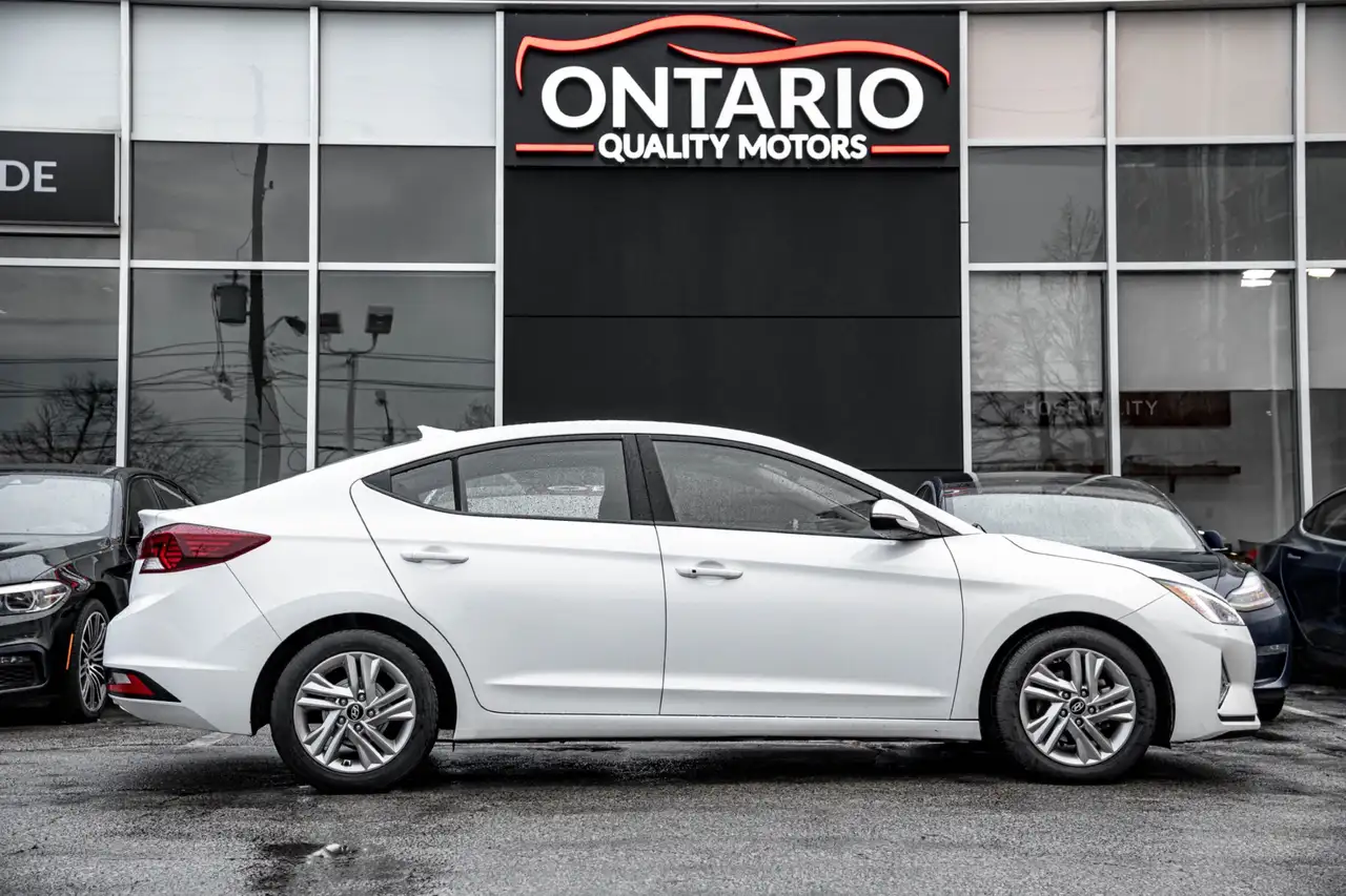 Hyundai ELANTRA photo Hyundai ELANTRA