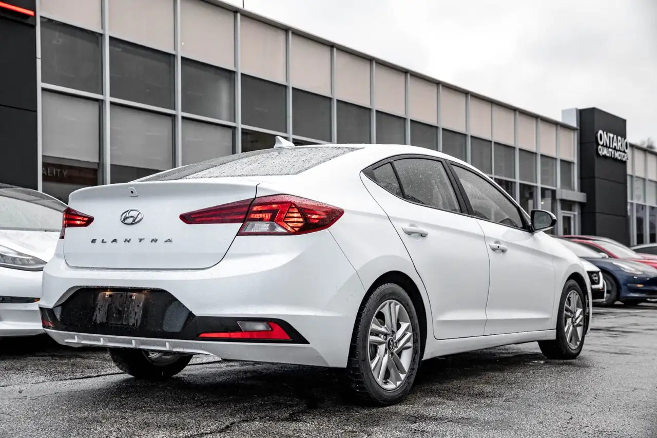 Hyundai ELANTRA photo Hyundai ELANTRA