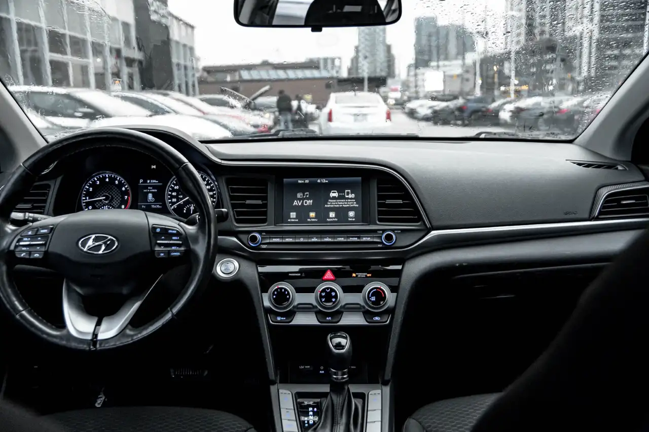 Hyundai ELANTRA photo Hyundai ELANTRA