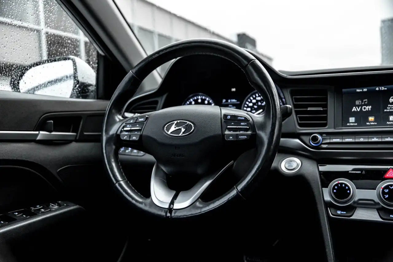 Hyundai ELANTRA photo Hyundai ELANTRA