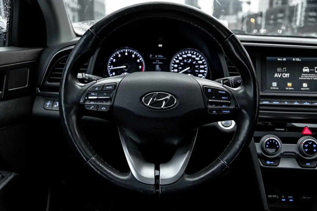 Hyundai ELANTRA photo Hyundai ELANTRA