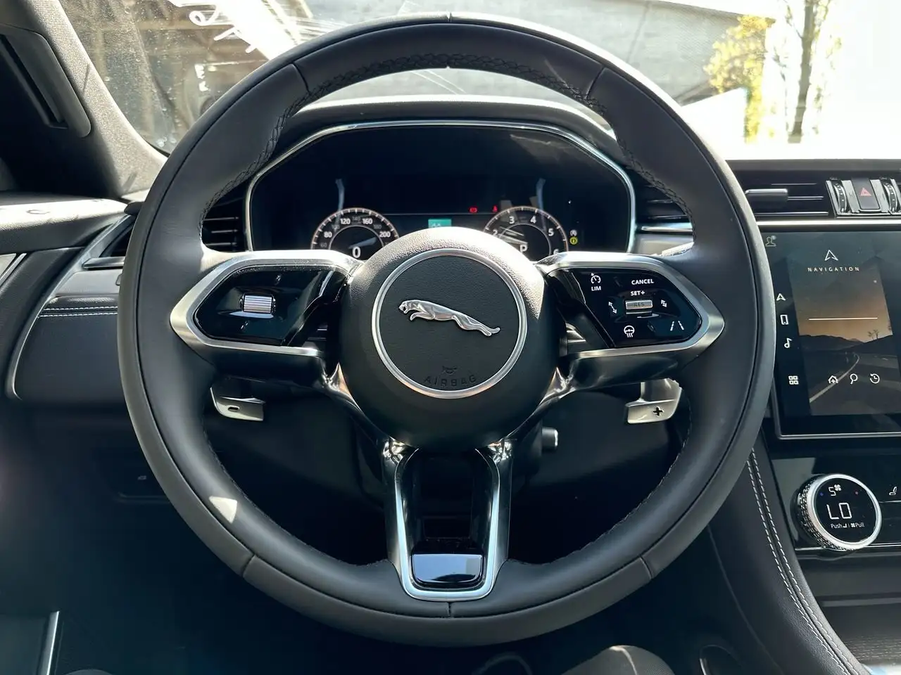 Jaguar F-Pace photo Jaguar F-Pace