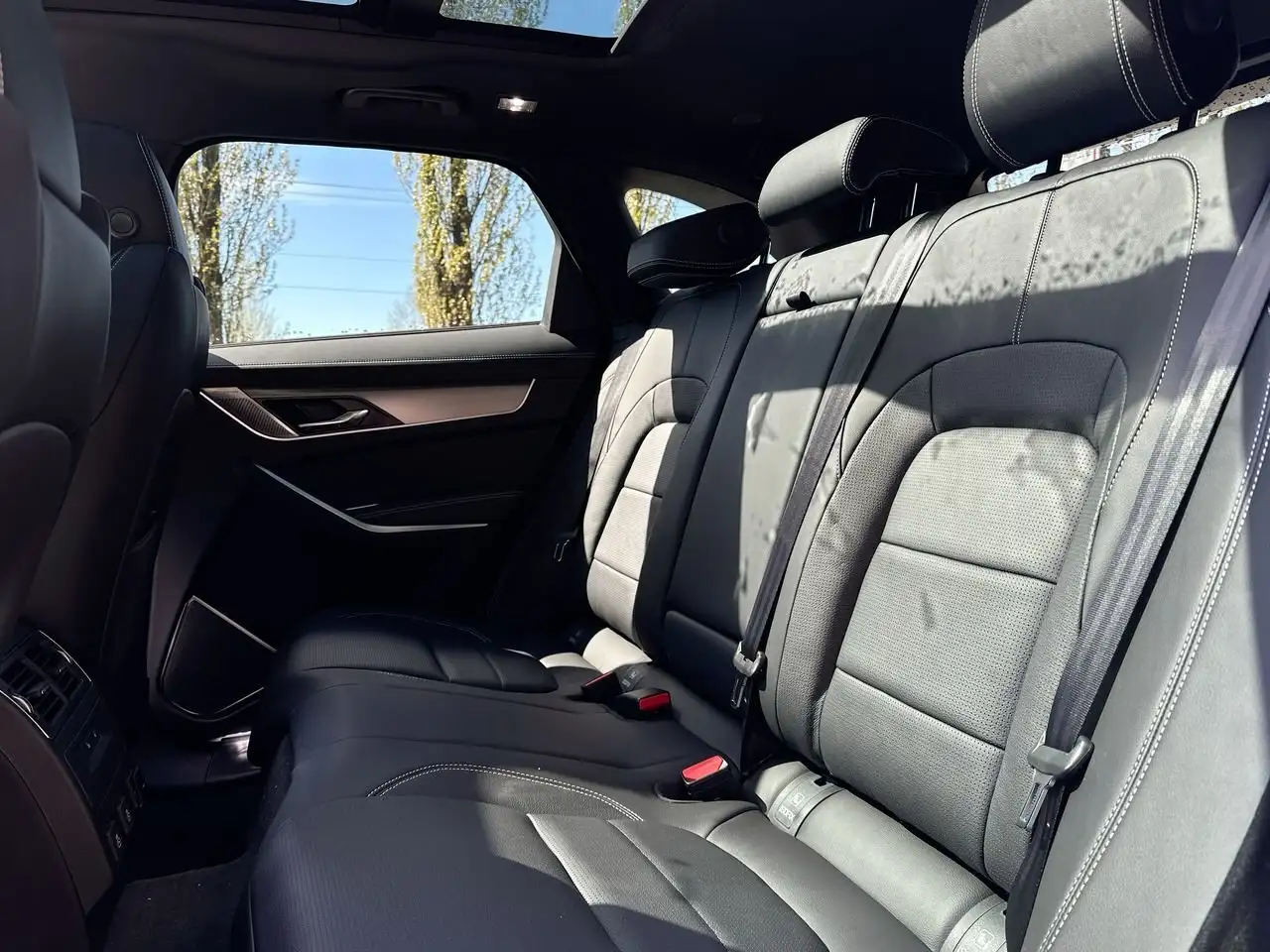 Jaguar F-Pace photo Jaguar F-Pace