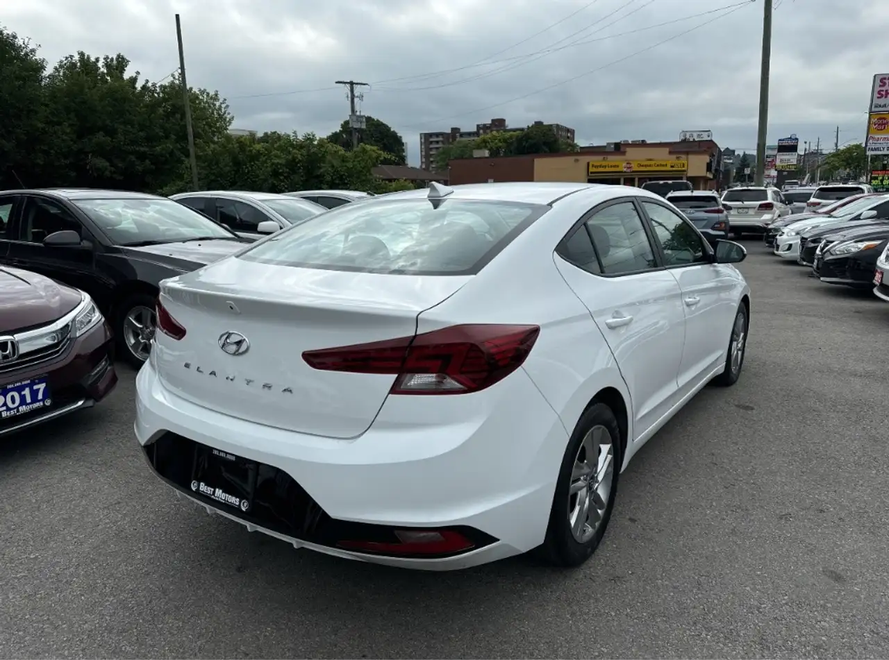 Hyundai ELANTRA photo Hyundai ELANTRA