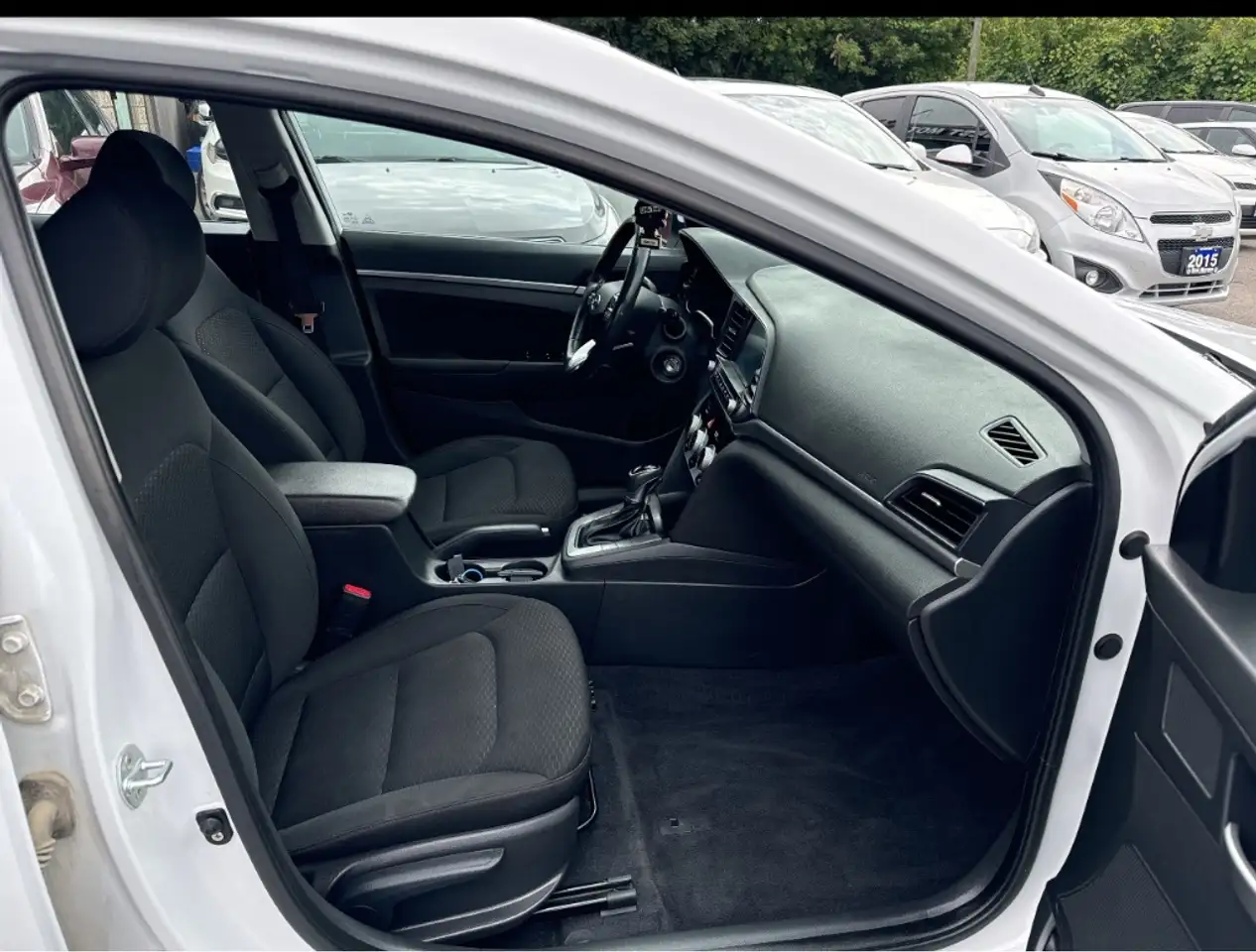 Hyundai ELANTRA photo Hyundai ELANTRA