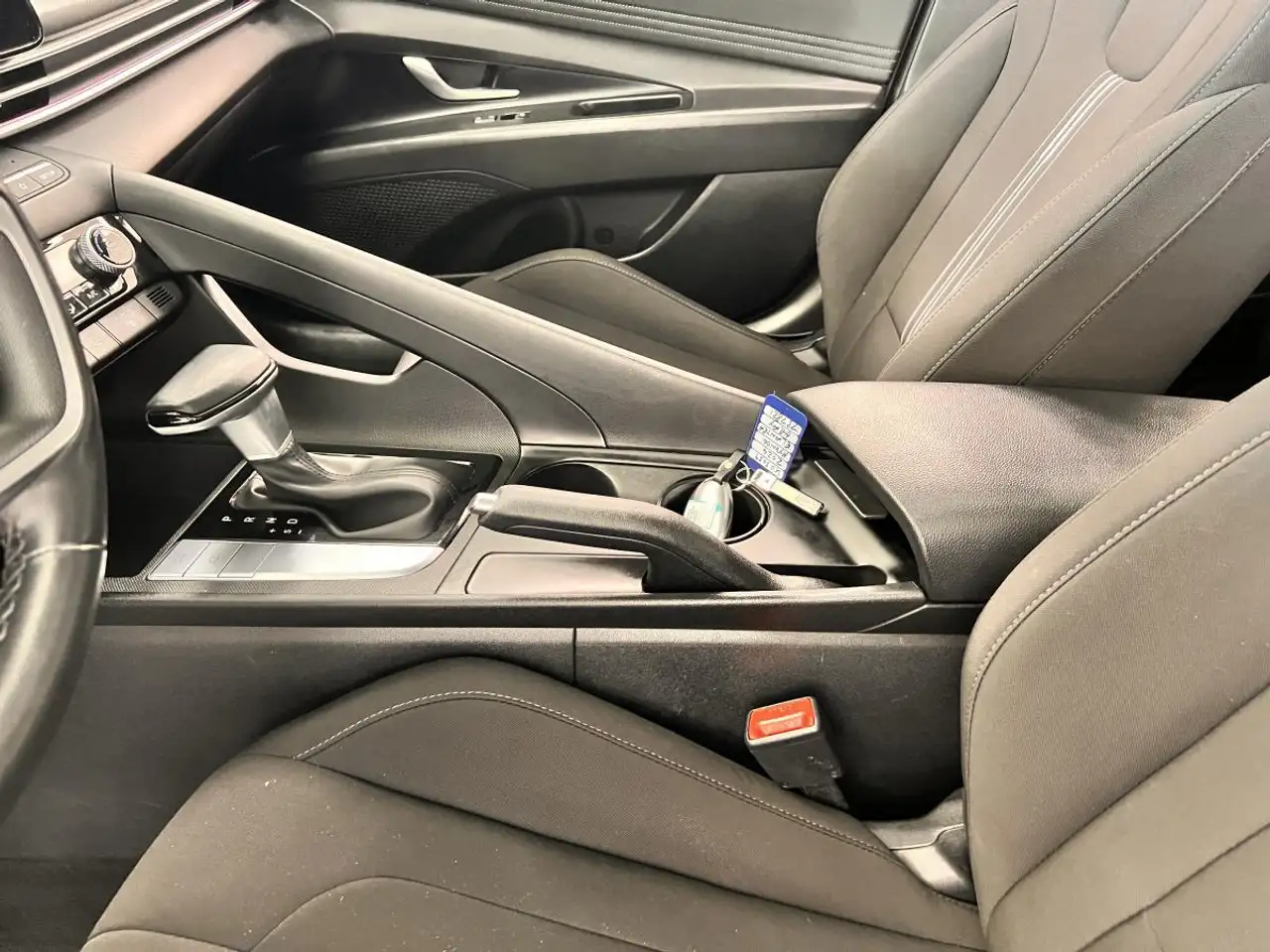Hyundai ELANTRA photo Hyundai ELANTRA