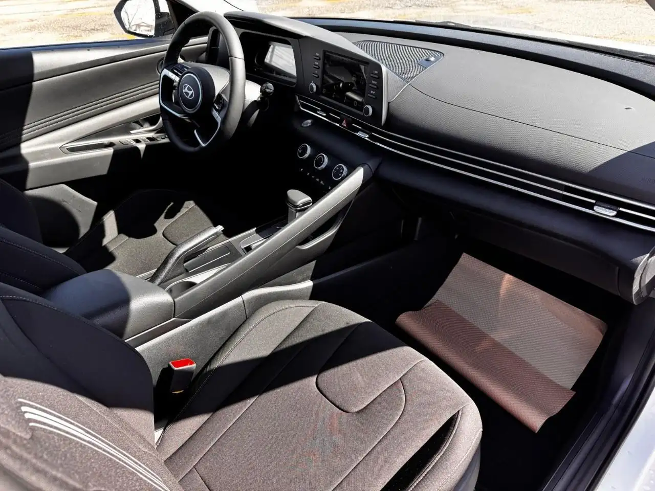 Hyundai ELANTRA photo Hyundai ELANTRA