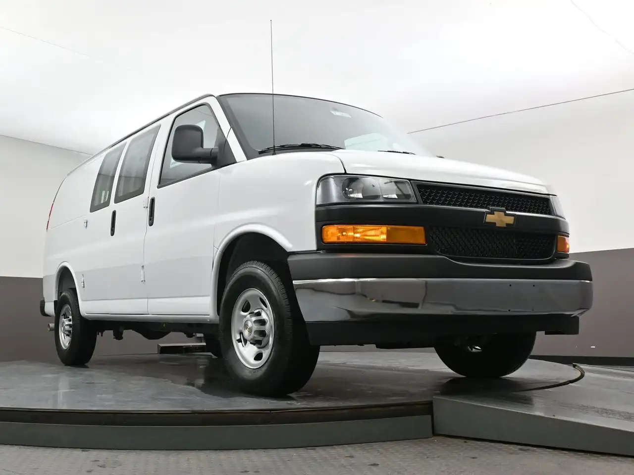 Chevrolet Express 2500 снимка Chevrolet Express 2500