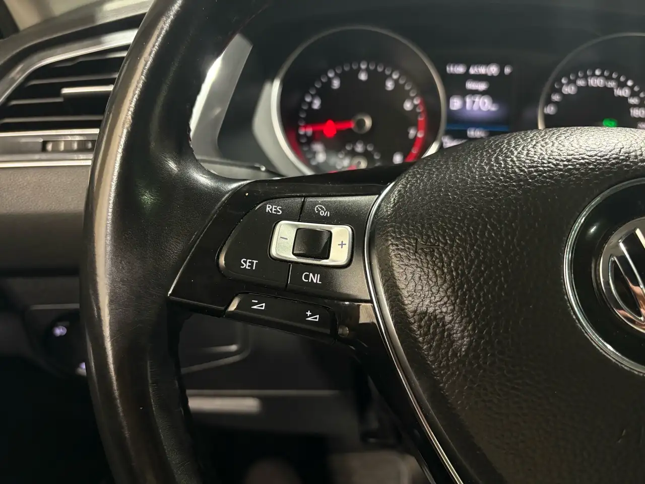 Volkswagen Tiguan снимка Volkswagen Tiguan