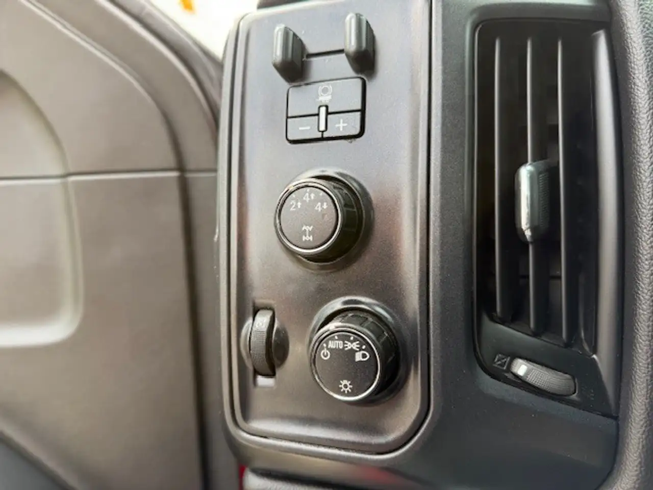 GMC Sierra 3500HD снимка GMC Sierra 3500HD