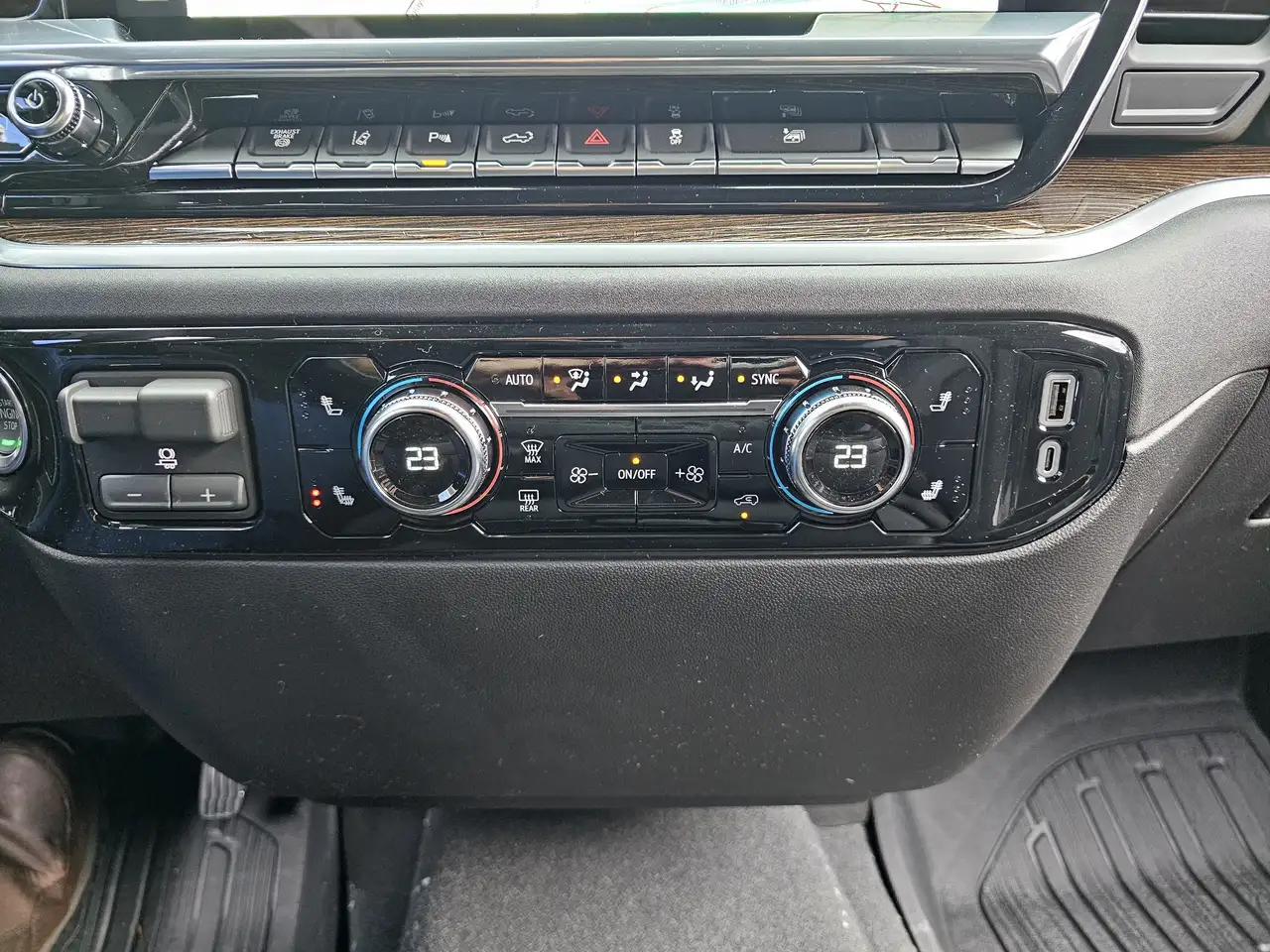 GMC Sierra 3500HD снимка GMC Sierra 3500HD