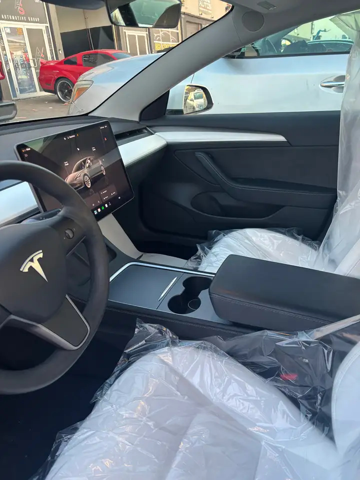 Tesla Model 3 снимка Tesla Model 3