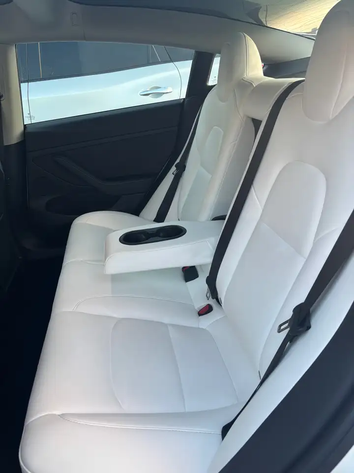Tesla Model 3 снимка Tesla Model 3