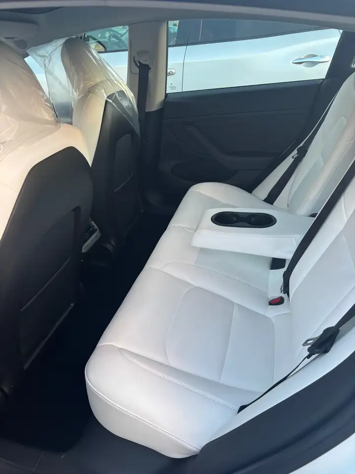 Tesla Model 3 снимка Tesla Model 3