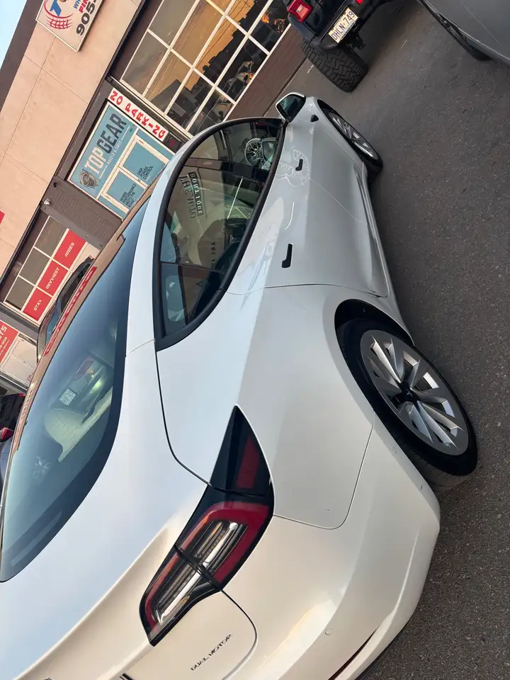 Tesla Model 3 снимка Tesla Model 3