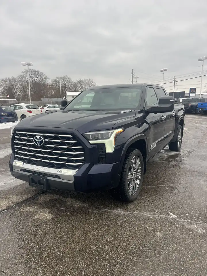 Toyota Tundra снимка Toyota Tundra