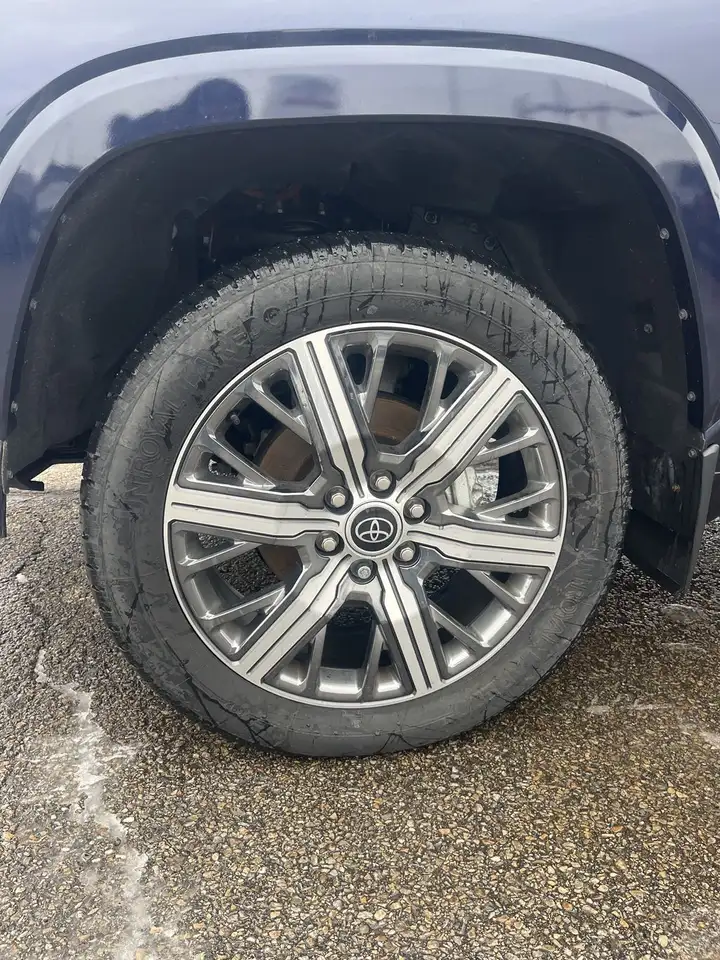 Toyota Tundra снимка Toyota Tundra