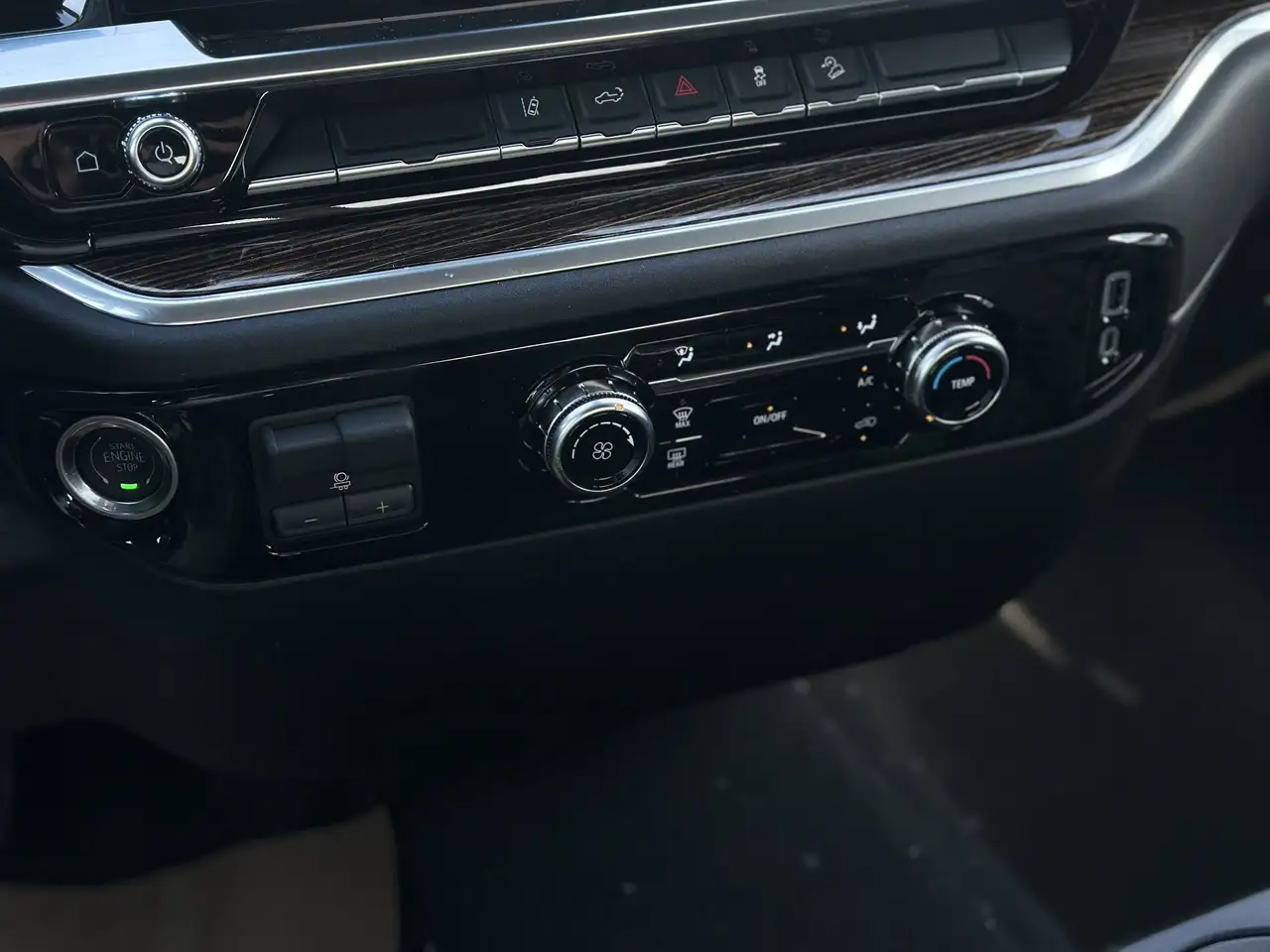 GMC Sierra 3500HD снимка GMC Sierra 3500HD