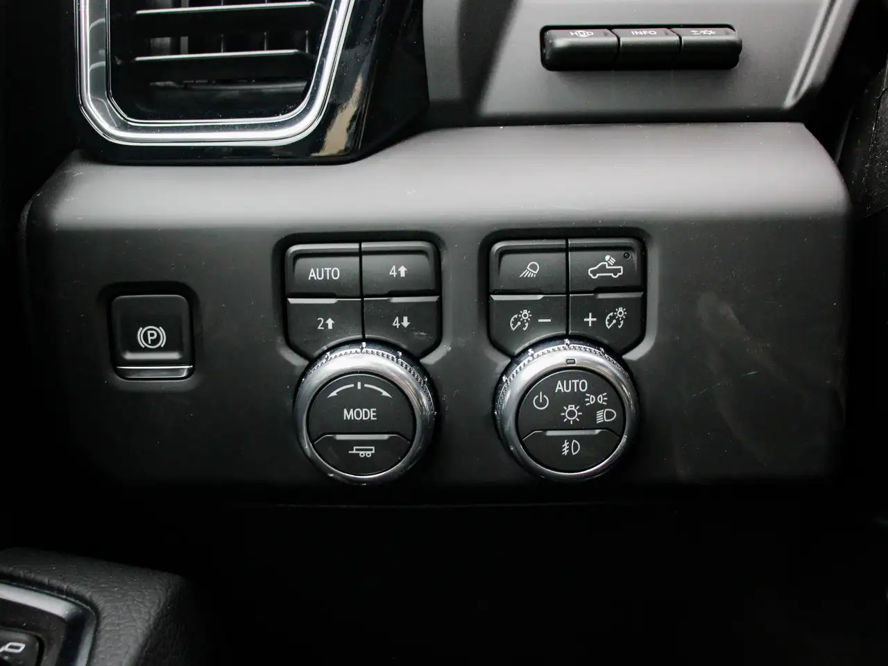 GMC Sierra 3500HD снимка GMC Sierra 3500HD